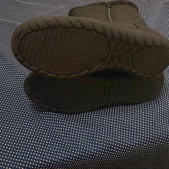 Weatherproof size 8 black boots with zippers on each side - Picture 4 of 6